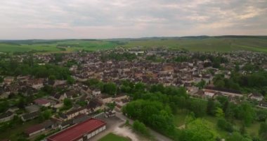 Chablis, Burgundy Bölgesi 'nin Yonne iline bağlı bir kasabadır. Seran Nehri Vadisi 'nde..
