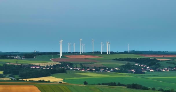 風車の空の景色 再生可能エネルギー 美しい曇りの空にエネルギー生産のための風車農場の空中ビュー 風力発電タービンは 持続可能な開発のためのクリーンな再生可能エネルギーを生み出す — ストック動画