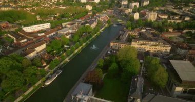 Fransa, Troyes, Şampanya Bölgesi. Çok güzel mimarisi olan antik ve güzel Fransız şehrinin insansız hava aracı görüntüleri. İnsansız hava aracından çekilen çok eski evler. Fransız şehrinin çatıları..