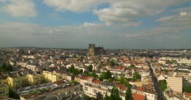 Tarihi şehir merkezinde Katedral Katedrali Notre-Dame de Reims 'in çekimleri yapılıyor. Kuzeydoğu Fransa 'daki Reims katedralinin yüksek Gotik tarzı binasının etkileyici manzarası. Hava görünümü.