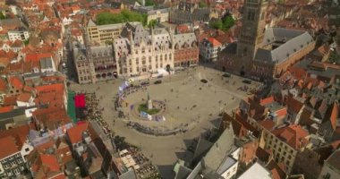 Çekim başlıyor. Bruges 'ün Belçika mimarisinin simgeleri. İnsanlar ve turistler yürüyor. Bruges şehrinin geniş hava taramalı görüntüsü. Şehirleri ve tarihi yerleri gözler önüne serin..