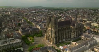 Tarihi şehir merkezinde Katedral Katedrali Notre-Dame de Reims 'in çekimleri yapılıyor. Kuzeydoğu Fransa 'daki Reims katedralinin yüksek Gotik tarzı binasının etkileyici manzarası. Hava görünümü.