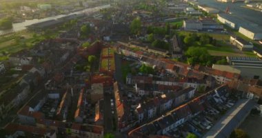 Gent, Doğu Flanders bölgesi, Belçika 'nın Flaman bölgesi. Akşamları tarihi şehir merkezinde. Ghent hava şehri manzarası. Güneşli bir günde Gent Flanders Belçika. Drone Görünümü.
