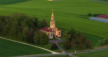 Chapelle Saint Joseph des Anges 'i çekiyoruz. Huzurlu bir ortamda harika bir dini mekan. Güzel sessiz bir şapel. Hava görüntüsü. Şapel köyün kuzeyinde..