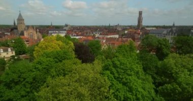 Bruges 'ün insansız hava aracı görüntüsü güzel bir ortaçağ tarihi şehridir. Mimarlık ve kanallar. Bruges 'ün Belçika mimarisinin simgeleri. Hava görüntüsü. Çekim ayarlanıyor.