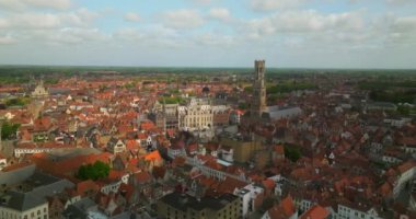 Bruges 'ün insansız hava aracı görüntüsü güzel bir ortaçağ tarihi şehridir. Mimarlık ve kanallar. Bruges 'ün Belçika mimarisinin simgeleri. Hava görüntüsü. Çekim ayarlanıyor.