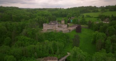 Fransa eski kalesi insansız hava aracı görüntüsü. Chastellux Şatosu. Fransa, Burgundy.