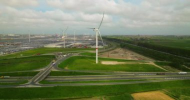 Yel değirmenlerinin hava manzarası. Yenilenebilir enerji. Güzel bulutlu gökyüzünde enerji üretimi için yel değirmenlerinin hava manzarası. Rüzgar güç türbinleri sürdürülebilir kalkınma için temiz yenilenebilir enerji üretiyor.