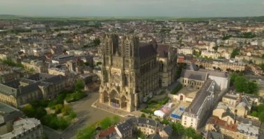 Tarihi şehir merkezinde Katedral Katedrali Notre-Dame de Reims 'in çekimleri yapılıyor. Kuzeydoğu Fransa 'daki Reims katedralinin yüksek Gotik tarzı binasının etkileyici manzarası. Hava görünümü.