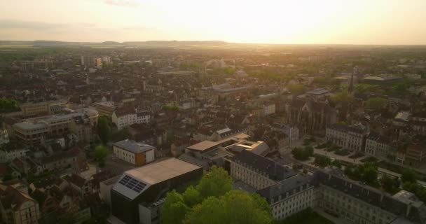 フランス トロワ シャンパン地方 美しい建築と古代と美しいフランスの都市の空中ドローンショット 無人機から撮影された非常に古い家 フランスの都市に家の屋根 — ストック動画