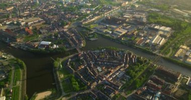 Gent, Doğu Flanders bölgesi, Belçika 'nın Flaman bölgesi. Akşamları tarihi şehir merkezinde. Ghent hava şehri manzarası. Güneşli bir günde Gent Flanders Belçika. Drone Görünümü.