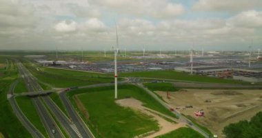 Yel değirmenlerinin hava manzarası. Yenilenebilir enerji. Güzel bulutlu gökyüzünde enerji üretimi için yel değirmenlerinin hava manzarası. Rüzgar güç türbinleri sürdürülebilir kalkınma için temiz yenilenebilir enerji üretiyor.