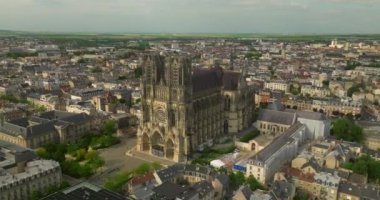 Reims Katedrali, Avrupa tarihindeki birçok önemli olaya tanıklık etmektedir. Reims Katedrali Gotik mimarinin zirvelerinden biri olarak kabul edilir..
