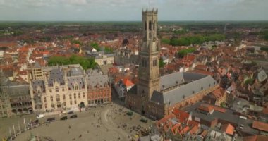 Çekim başlıyor. Bruges 'ün Belçika mimarisinin simgeleri. İnsanlar ve turistler yürüyor. Bruges şehrinin geniş hava taramalı görüntüsü. Şehirleri ve tarihi yerleri gözler önüne serin..
