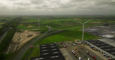 Yel değirmenlerinin hava manzarası. Yenilenebilir enerji. Güzel bulutlu gökyüzünde enerji üretimi için yel değirmenlerinin hava manzarası. Rüzgar güç türbinleri sürdürülebilir kalkınma için temiz yenilenebilir enerji üretiyor.