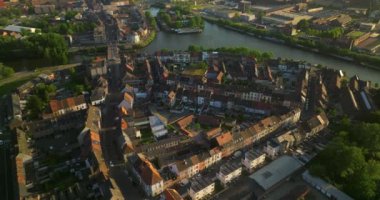 Gent, Doğu Flanders bölgesi, Belçika 'nın Flaman bölgesi. Akşamları tarihi şehir merkezinde. Ghent hava şehri manzarası. Güneşli bir günde Gent Flanders Belçika. Drone Görünümü.