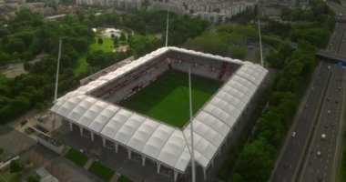 Spor stadyumunun havadan çekim çekimi. Futbol modern stadyum. Stade Auguste Delaune Stadyumu 'nun havadan görünüşü, Reims şehrinde bulunan bir futbol tesisi. Futbol stadyumu.