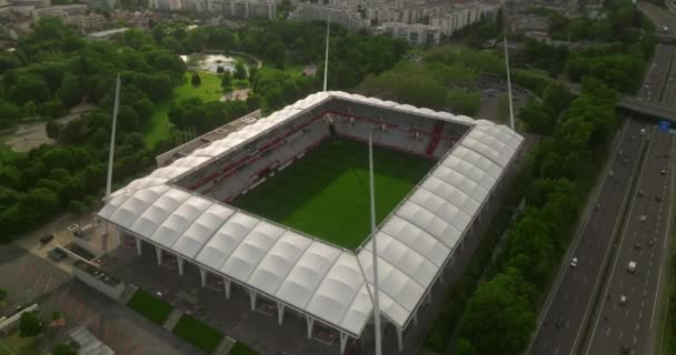 从空中拍摄体育场的照片 足球现代体育场 位于Reims市的一家足球设施Stade Auguste Delaune体育场的空中景观 足球体育场 — 图库视频影像
