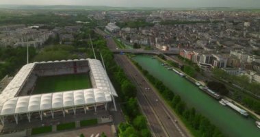 Spor stadyumunun havadan çekim çekimi. Futbol modern stadyum. Stade Auguste Delaune Stadyumu 'nun havadan görünüşü, Reims şehrinde bulunan bir futbol tesisi. Futbol stadyumu.