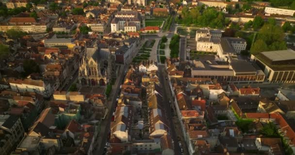美しい建築と歴史を持つ古代と美しいフランスの中世都市トロワの空中ドローンショット トロワの中心部にある古い伝統的なフランスの家 ショットの確立 — ストック動画