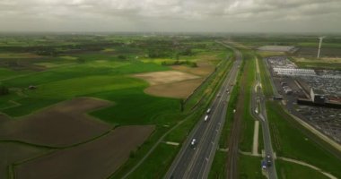 Bruges 'ün havadan görünüşü. Bruges, Belçika 'nın çekim şehrini kuruyorum. Depoları, nakliye vinçleri ve Belçika 'nın liman manzarası manzaralı gemileri olan sanayi bölgesi, Avrupa.
