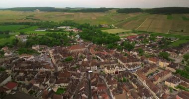 Chablis 'in hava manzarası. Fransa 'nın Chablis şehrinin kurulması. Chablis, Burgundy Bölgesi 'nin Yonne iline bağlı bir kasabadır. Seran Nehri Vadisi 'nde..