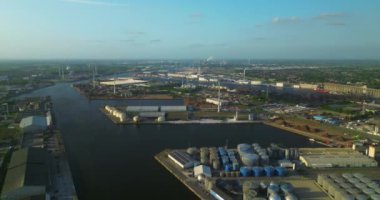 Güneşli bir günde bir kargo kanalı gemisinin hava görüntüsü kanalın üzerinden geçer, suda yansımalar görülür, Gent, Belçika 'nın eteklerinde kanal sistemi. Çekim ayarlanıyor.