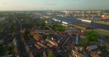 Gent 'in hava manzarası. Atış şehri Gent, Belçika 'nın kuruluşu. Depoları, nakliye vinçleri ve Belçika 'nın liman manzarası manzaralı gemileri olan sanayi bölgesi, Avrupa.
