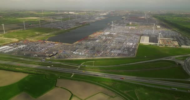 ブルージュの空中風景 ベルギーのブルージュ市を設立 上からベルギーの港の風景のパノラマで倉庫 輸送クレーンや船と都市の産業部分 ヨーロッパ — ストック動画