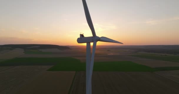 Güneşin Altındaki Bir Yel Değirmeninin Silueti Rüzgarın Gücüyle Dönen Rüzgar — Stok video