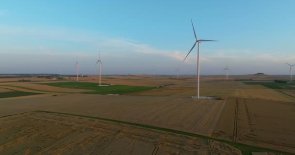 阳光下风车的轮廓 在空中近距离拍摄风车 风车在风力作用下旋转 在日落时以绿色生态的方式产生可再生能源 — 图库视频影像