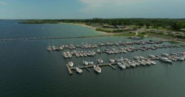 Fransa 'nın merkezindeki Şampanya Bölgesi' nde gölün çekimini yapıyoruz. Doğu ormanı, Troyes şehrinin yakınındaki doğal park. Fransa 'da sakin ve berrak sulara sahip plaj suni göllerinin havadan görünüşü.