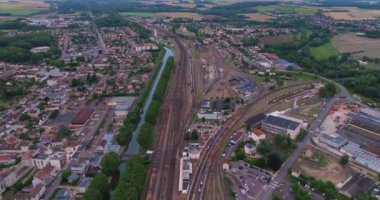 Burgundy 'deki Yonne nehri üzerindeki modern Fransız şehri Migennes. Şehrin modern mimarisi ve Laroche-Migennes tren istasyonu vardır. Nehir tekneleri şehirde gezer..