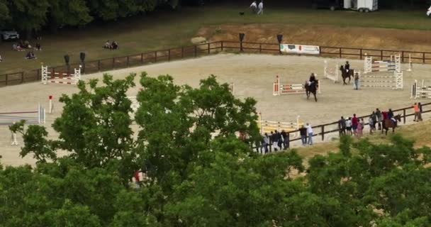 Wedstrijden Van Paarden Ruiters Springen Paard Paardspringen Hek Zandige Parkour — Stockvideo