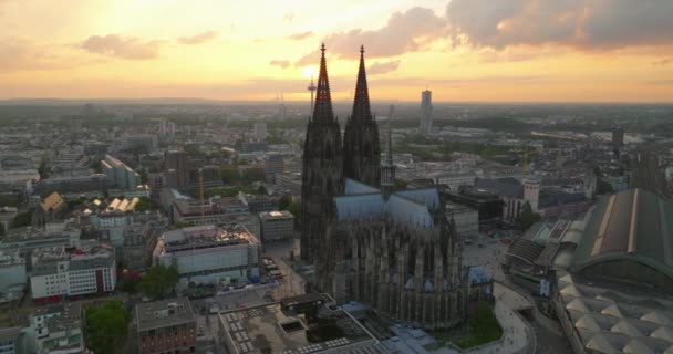 科隆市中心最受欢迎的景观 在宽河上的铁路桥之上 科隆大教堂两座塔楼的轮廓映衬着夕阳西下的天空 设立拍摄科隆 — 图库视频影像