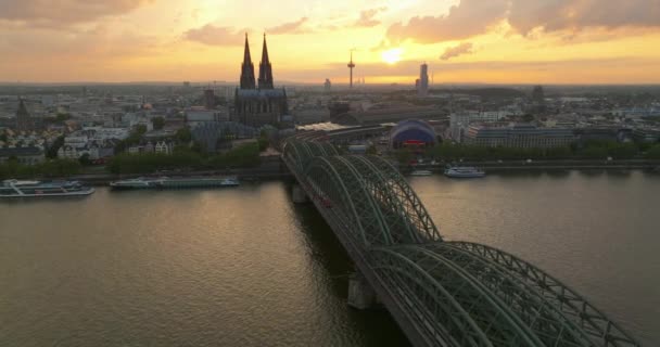科隆市中心最受欢迎的景观 在宽河上的铁路桥之上 科隆大教堂两座塔楼的轮廓映衬着夕阳西下的天空 设立拍摄科隆 — 图库视频影像