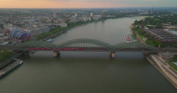 Najpopularniejszy Widok Centrum Kolonii Nad Mostem Kolejowym Nad Szeroką Rzeką — Wideo stockowe