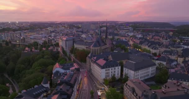 建立拍摄卢森堡市 旅行或城市背景资料 一架无人驾驶飞机飞越卢森堡首都上空 市中心有各种景点 在欧洲首都的夏天 — 图库视频影像