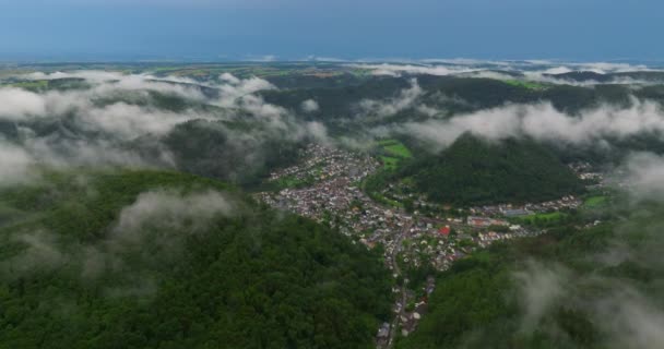 Drone Volo Sopra Nuvole Verde Foresta Fresca Europa Collinare Germania — Video Stock
