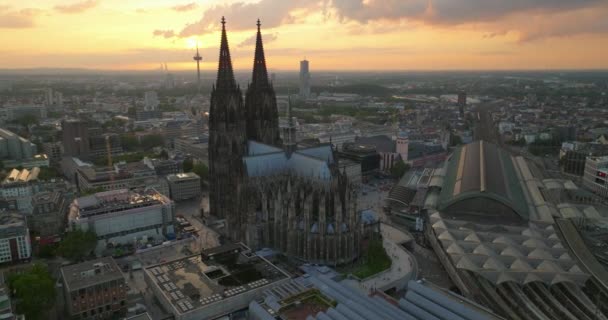 在莱茵河畔的现代欧洲城市科隆拍摄城市景观 德国风景全景 航空无人机录像著名科隆大教堂 — 图库视频影像