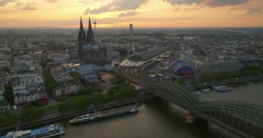 Köln 'ün şehir manzarası, Ren nehri üzerinde modern Avrupa kenti - Almanya' nın yukarıdan manzara manzarası, Avrupa. Hava İHA video görüntüleri Ünlü Köln Katedrali.