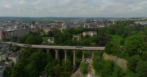 建立拍摄卢森堡市 旅行或城市背景资料 一架无人驾驶飞机飞越卢森堡首都上空 市中心有各种景点 在欧洲首都的夏天 — 图库视频影像