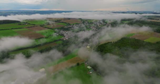Drone Flygning Över Moln Och Grön Färsk Skog Kuperade Europa — Stockvideo