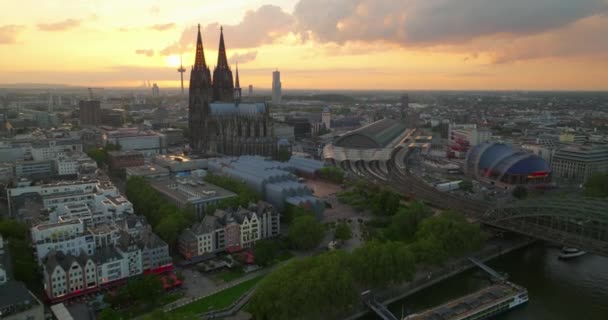 在莱茵河畔的现代欧洲城市科隆拍摄城市景观 德国风景全景 航空无人机录像著名科隆大教堂 — 图库视频影像
