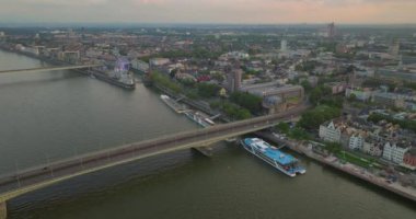 Köln 'ün şehir manzarasının, modern Avrupa şehrinin Ren nehrinin - Almanya' nın yukarıdan manzara manzarasının, Avrupa 'nın.