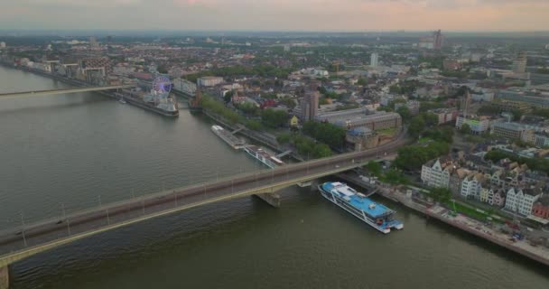 在莱茵河畔的现代欧洲城市科隆拍摄城市景观 从欧洲看德国风景全景 — 图库视频影像