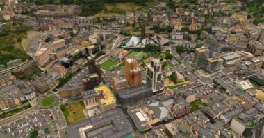 Andorra 'nın başkenti Andorra la Vella' nın Fransa ve İspanya arasındaki Pireneler dağlarındaki hava manzarası. Avrupa 'nın en gelişmiş ülkelerinden biri. Tatil ve iş için harika bir ülke.
