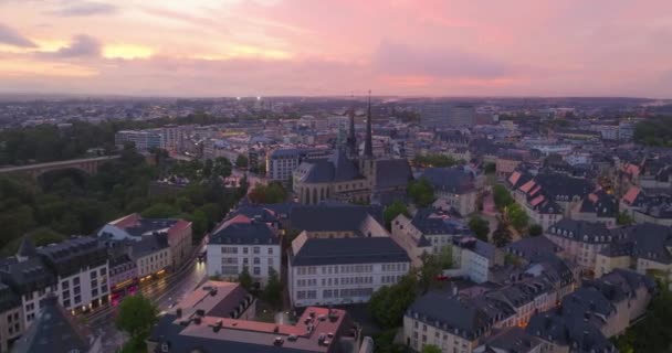 일몰에 저녁에 여름에 룩셈부르크 도시의 역사적인 중심을 드론을 — 비디오