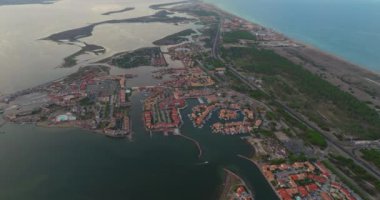 Turizm sezonunun en yoğun olduğu yaz mevsiminde, Güney Fransa 'da Akdeniz' deki Leucate turizm merkezinin insansız hava aracı görüntüsü. Çocuklu aileler için bir yer.