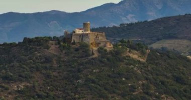  Perpignan yakınlarındaki Collioure kasabasında. Port dAvall plajı ve kraliyet kalesi solda ve deniz feneri sağda. Denizin üzerindeki drone hava görüntüsü.
